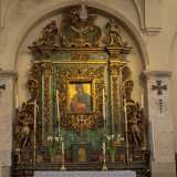 Il secondo invece, l��altare di Costantinopoli�, custodisce l�icona della Madonna di Costantinopoli in una rara raffigurazione: il seno nudo � in vista, mentre la madre � intenta ad allattare il bambino
